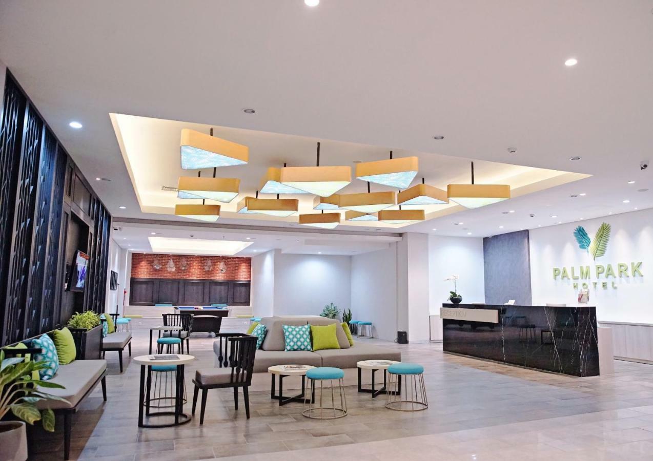 Palm Park Hotel Surabaya Eksteriør bilde