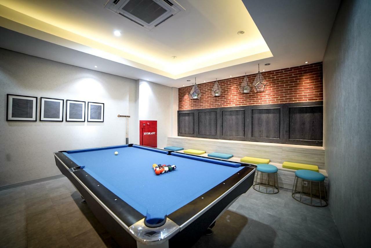 Palm Park Hotel Surabaya Eksteriør bilde